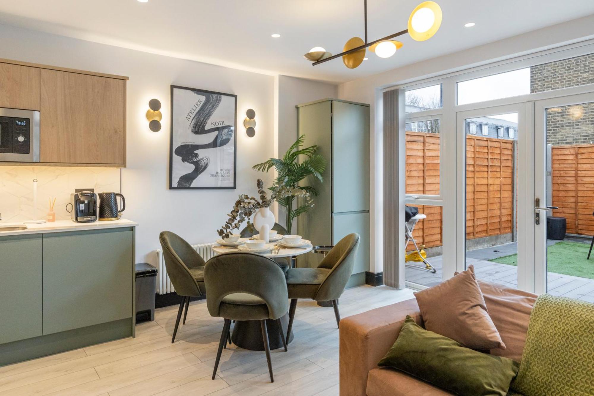 Unwind In Style 2Br With Cozy Backyard For Groups Διαμέρισμα Λονδίνο Εξωτερικό φωτογραφία