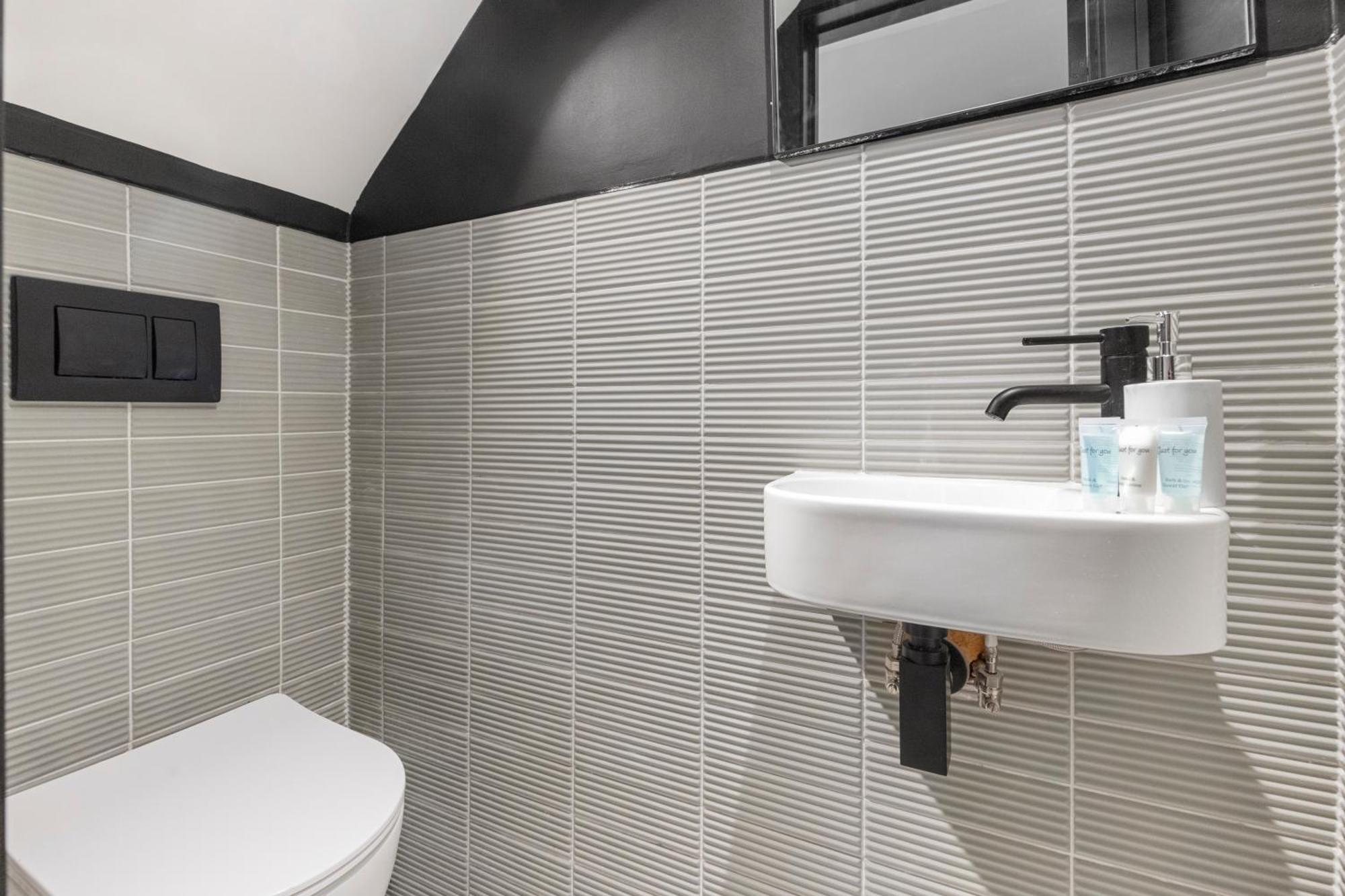 Unwind In Style 2Br With Cozy Backyard For Groups Διαμέρισμα Λονδίνο Εξωτερικό φωτογραφία