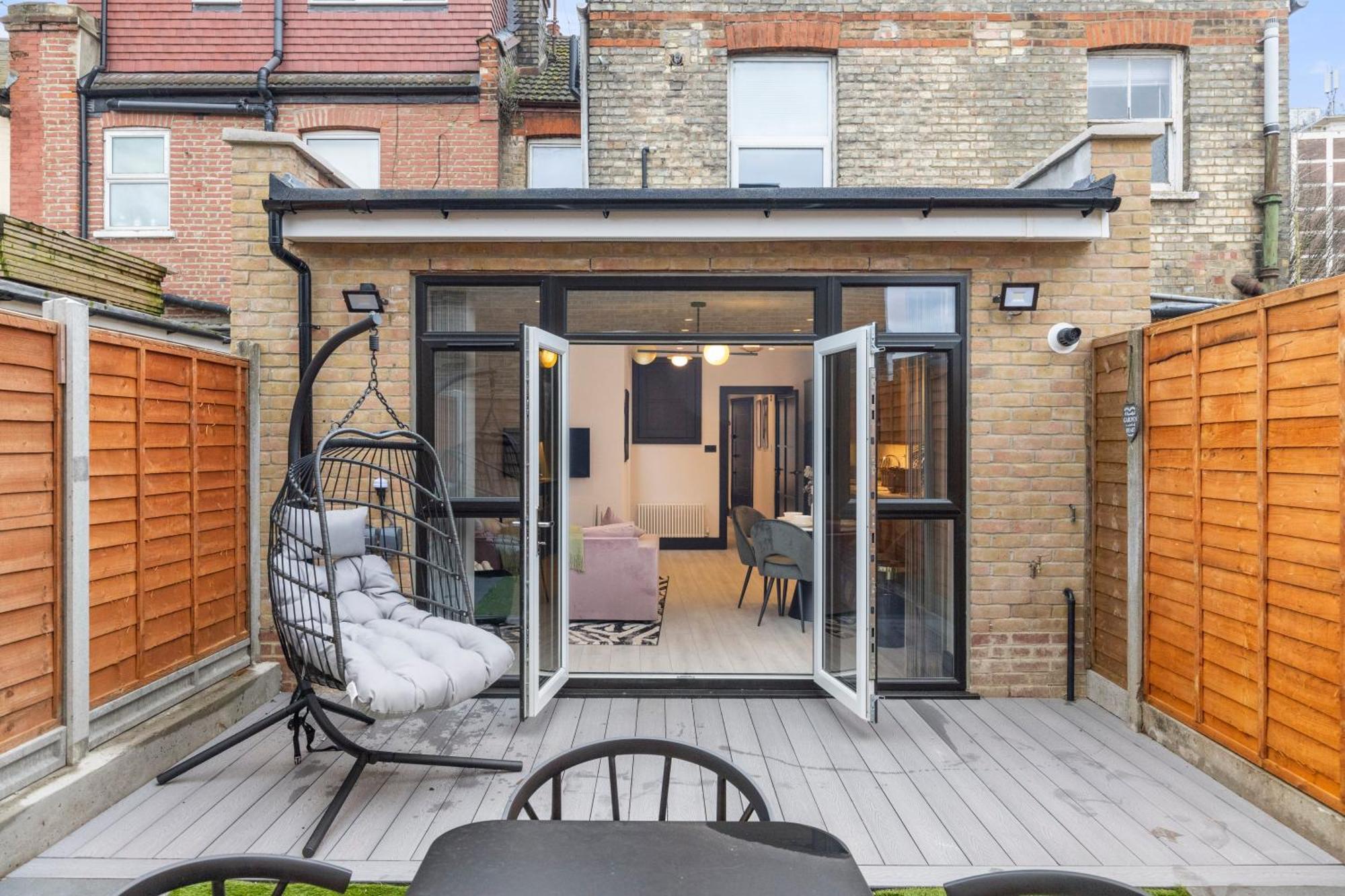Unwind In Style 2Br With Cozy Backyard For Groups Διαμέρισμα Λονδίνο Εξωτερικό φωτογραφία